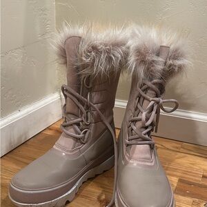 Sorel Women's Lace Up Boots in Taupe and Cream